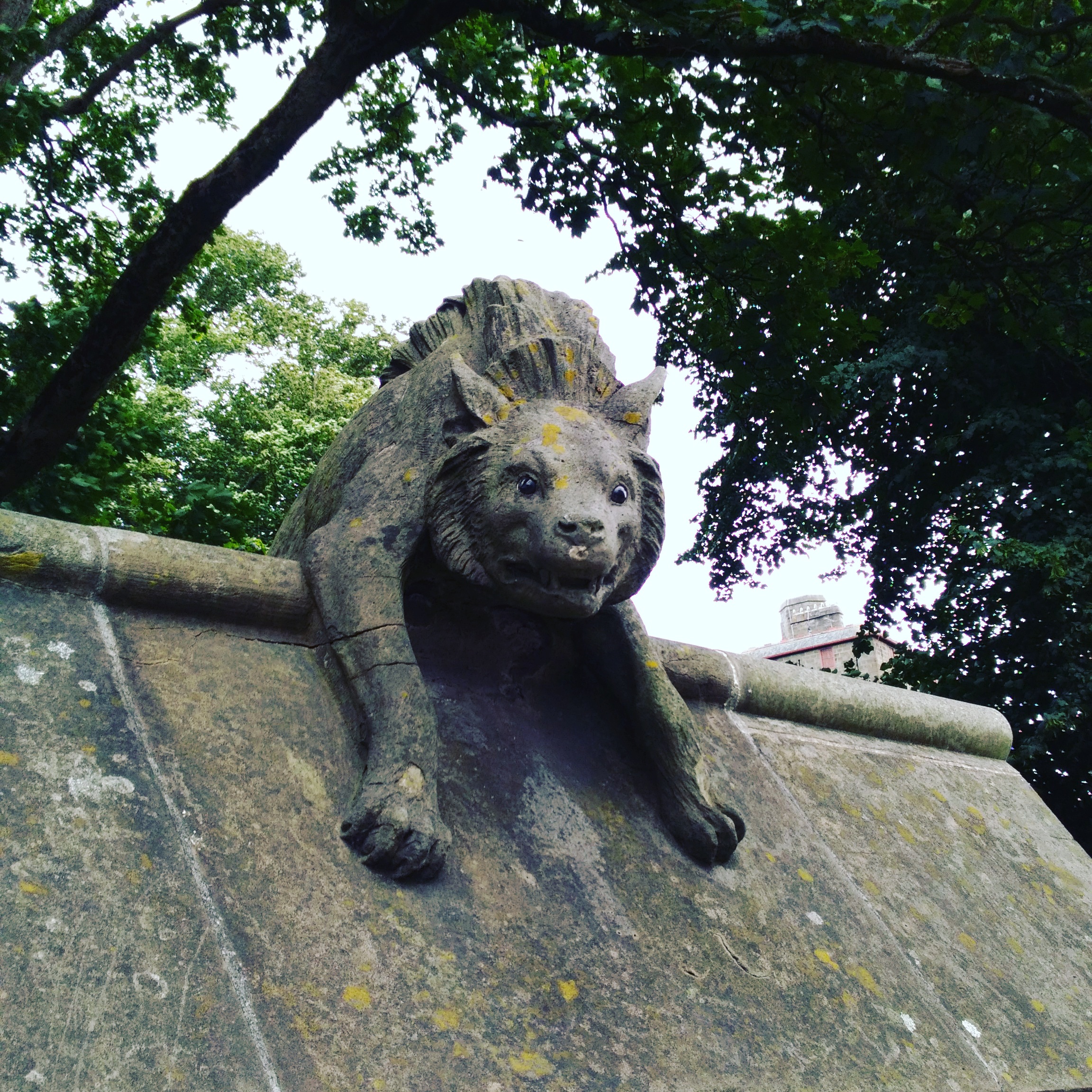 カーディフ城のかわいい公園動物彫刻ライオン